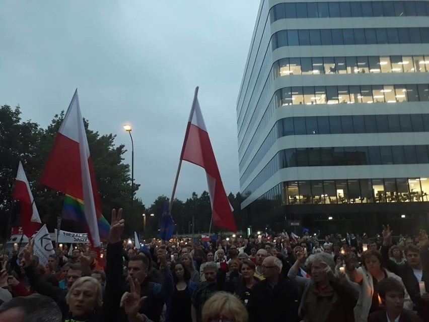 Kraków. Mieszkańcy protestowali przeciwko reformie sądownictwa [ZDJĘCIA]