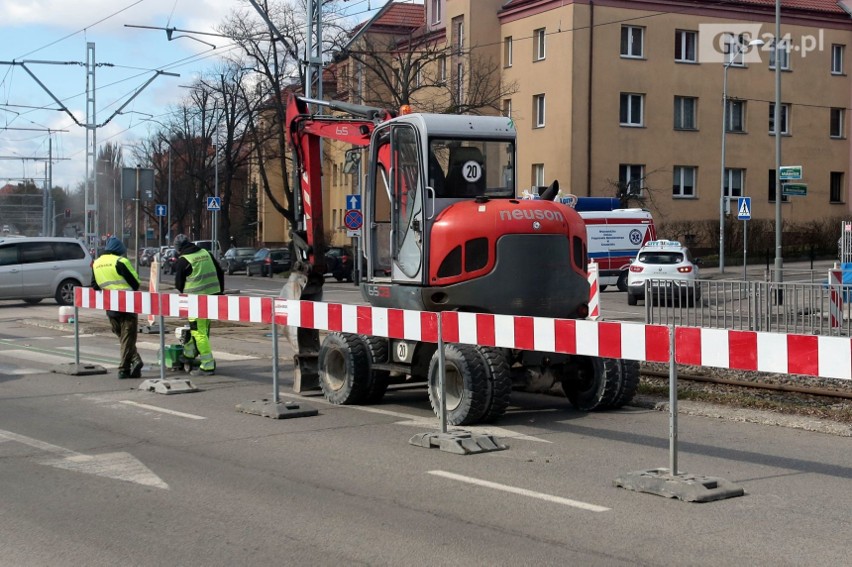 Utrudnienia na ul. Mickiewicza w kierunku Krzekowa. Do końca tygodnia frezowanie i zajęty jeden pas