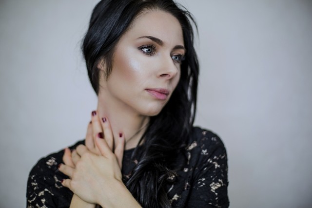 Aga Czyż to wokalistka, autorka tekstów i kompozytorka, którą można kojarzyć choćby z trzeciej edycji telewizyjnego talent-show „The Voice of Poland”.