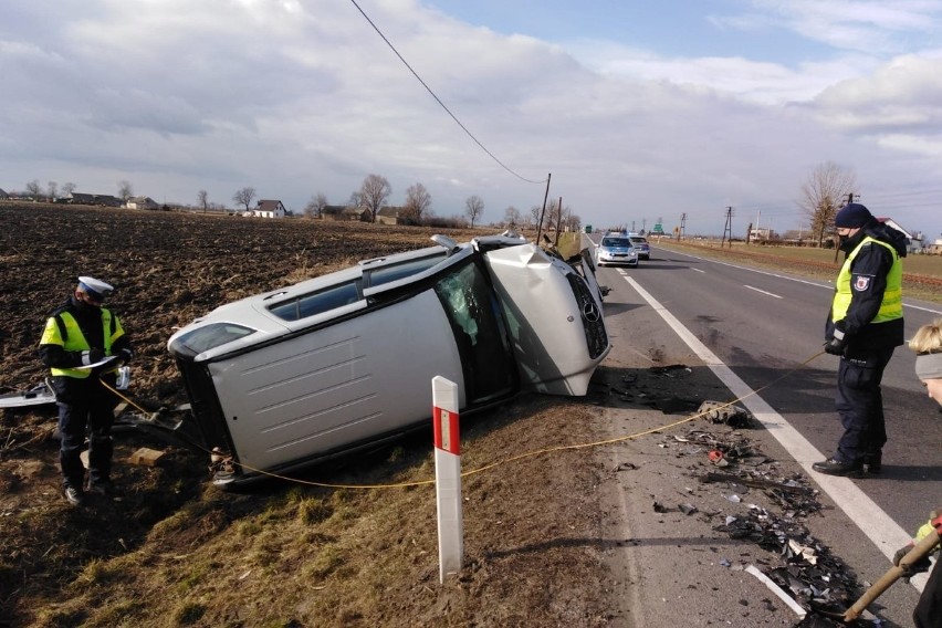 Tragiczny wypadek w Ostaszewie pod Toruniem. Jedna osoba nie żyje. To kierowca volkswagena passata