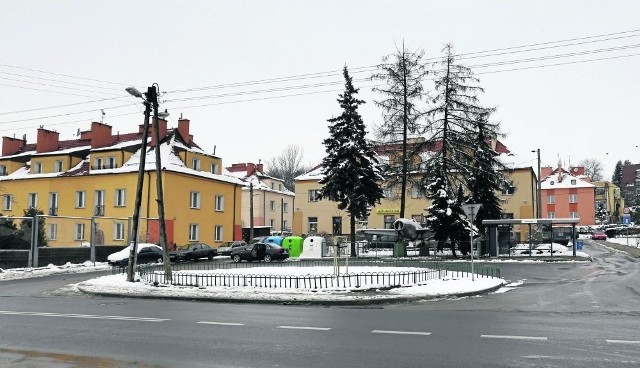 Plac z pętlą autobusową i samolotem na   Bielanach czeka na przemyślane uporządkowanie