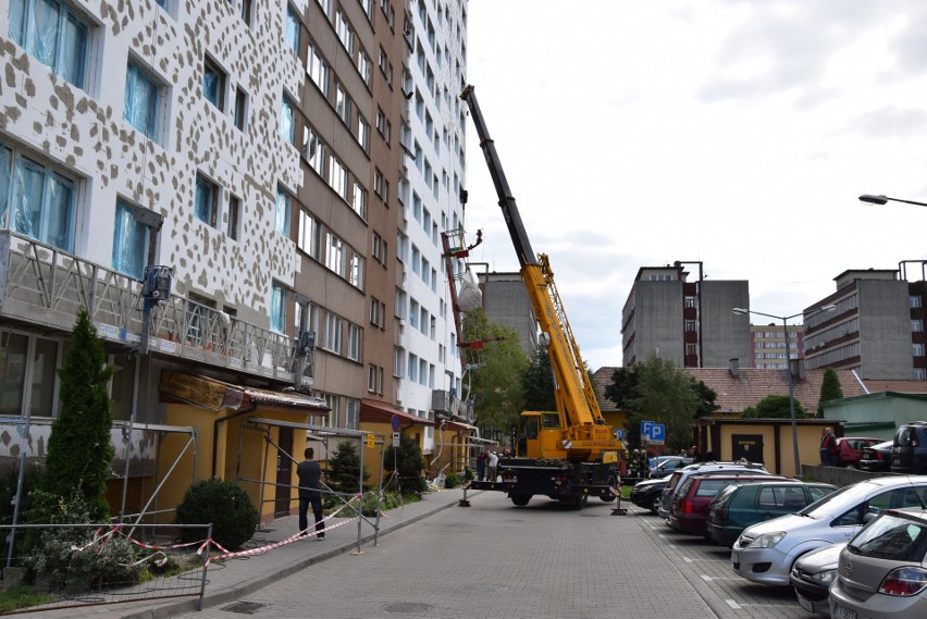 Wypadek przy ocieplaniu bloku w Tarnowie. Zerwała się winda z robotnikami
