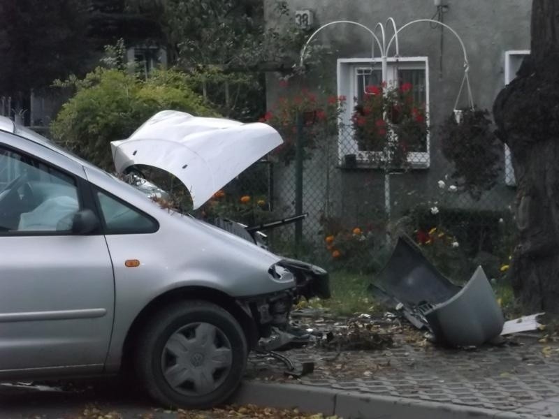 Wypadek na Zajączkowskiej. Volkswagen śmiertelnie potrącił pieszego i uderzył w drzewo (ZDJĘCIA)