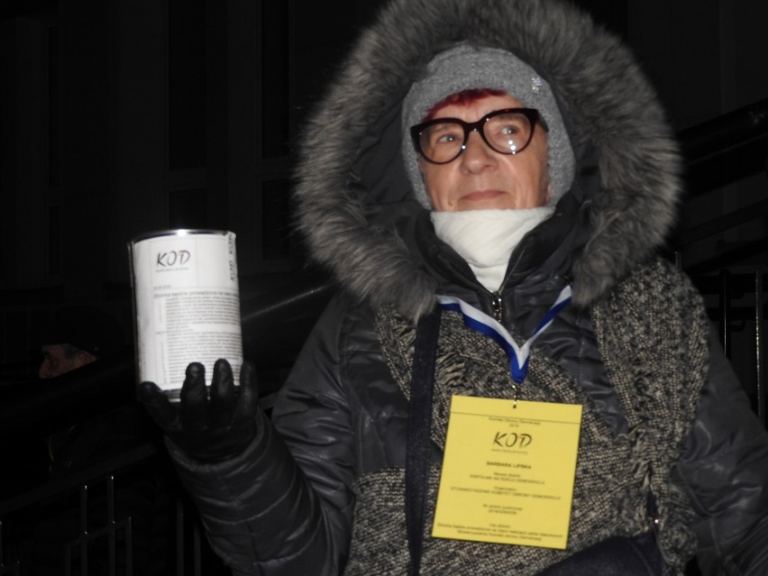 Protest przed Sądem Okręgowym w Białymstoku. Białostoczanie demonstrowali w obronie niezawisłości i niezależności sędziów [ZDJĘCIA]