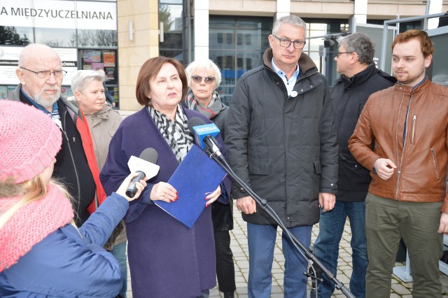 Spotkanie z dziennikarzami przed biblioteką, w środku poseł Marek Rząsa, przemawia Renata Butryn