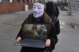 Happening Anonymous w Opolu na ulicy Krakowskiej. Przekonywali przechodniów do przejścia na weganizm