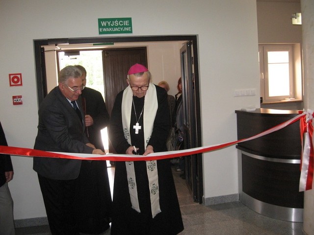 Symbolicznego przecięcia wstęgi rektoratu dokonali biskup Edward Materski i rektor Mirosław Luft 