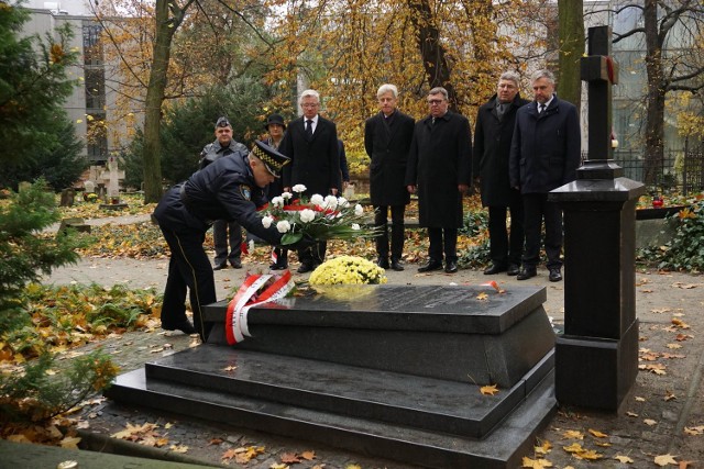 W południe władze złożyły kwiaty na Cmentarzu Zasłużonych Wielkopolan