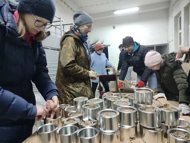 Puszki można do końca stycznia przynosić do kawiarni Coffeemoment przy ul. Książąt Opolskich 10. Później gotowe świece okopowe trafią na front i na wschodnią Ukrainę.