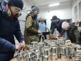 W Opolu produkują świece okopowe dla Ukraińców. Potrzeba jednak puszek po żywności. Pomóc może każdy z nas
