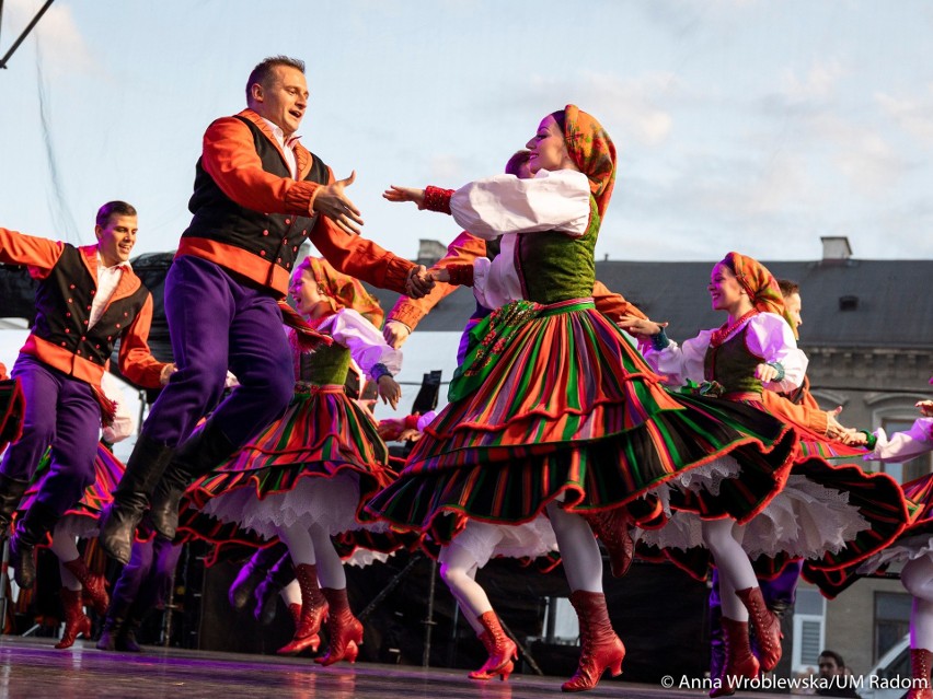 Piękny i kolorowy koncert zespołu Mazowsze na Rynku w Radomiu. Zobacz nowe zdjęcia