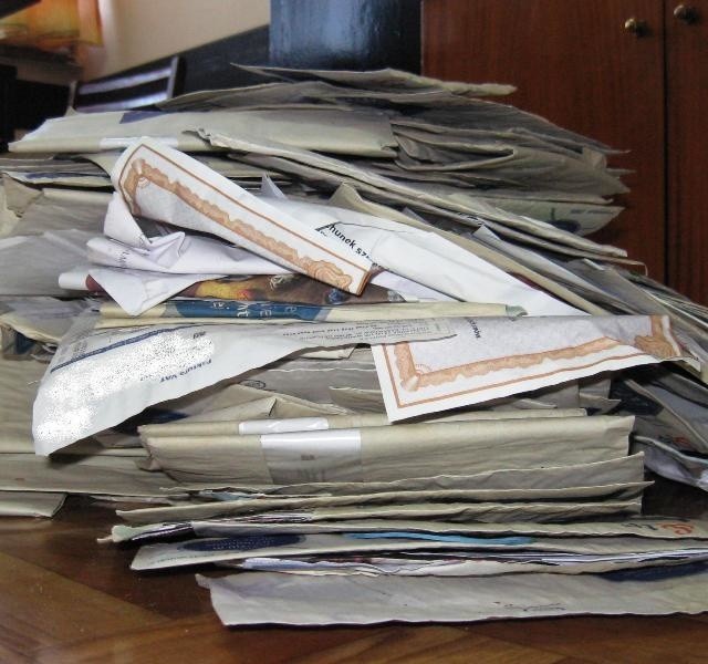 Ponad 350 przesyłek zawierających dane osobowe adresatów znaleziono w lesie koło Chlewisk.
