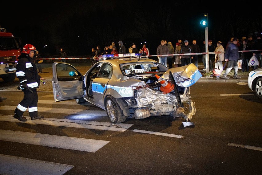 Wypadek na Sikorskiego. Zniszczony radiowóz