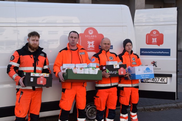 Koronawirus w Opolu. CH Karolinka i Solaris przekazały wyposażenie i żywność dla ratowników medycznych.