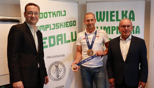 Mieczysław Nowicki, przewodniczący i jego zastępca, Tomasz Rosset oraz Marcin Bródka – polski panczenista, mistrz olimpijski.
