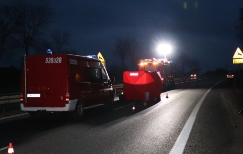 Tragiczny wypadek w Koziegłowach: BMW śmiertelnie potrącił pieszego na DK 1. Zginął mężczyzna