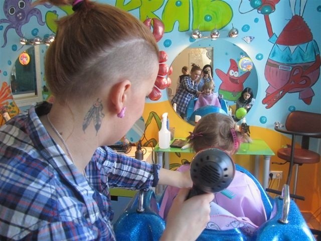 Salon "Szkrab" oferuje profesjonalne usługi fryzjerskie dla najmłodszych - strzyżenie, modelowanie, czesanie, a wszystko w atmosferze zabawy w podwodny świat