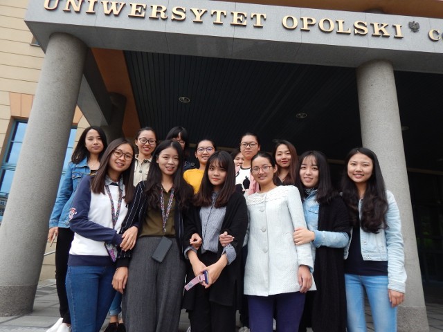 Na zdjęciu grupa, która trenuje język angielski i elementy polskiego. W jej składzie są same chińskie studentki.