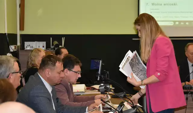 Przewodnicząca społecznego komitetu Wioletta Zdeb wręczyła radnym mapki z wariantami przebiegu łącznika
