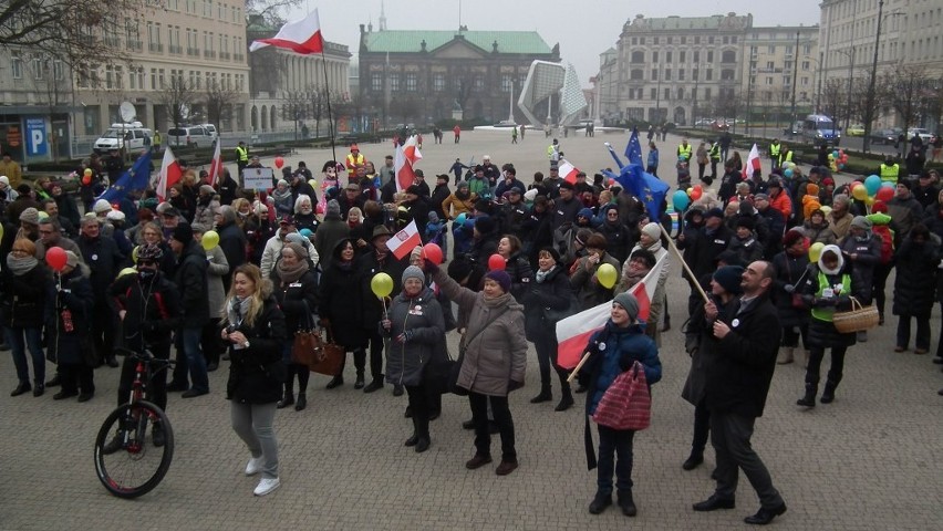 KOD apelował o przytulanie się na placu Wolności