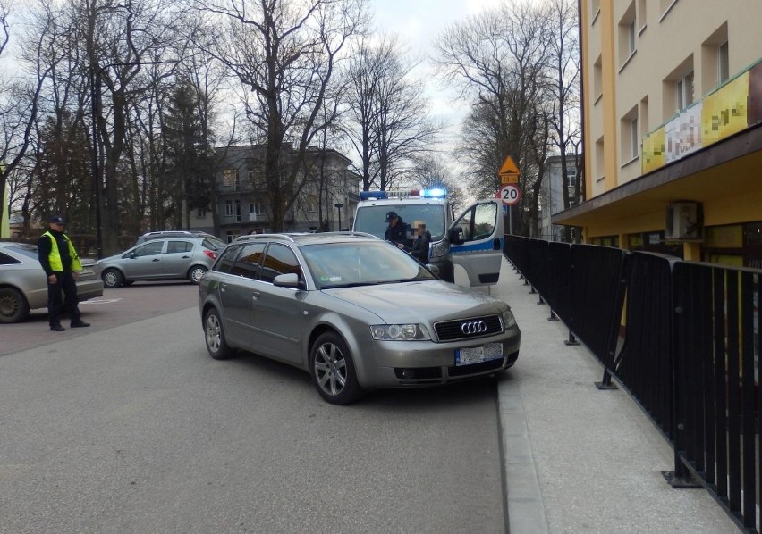 Kolizja w Busku. Pijany wjechał w barierkę. Świadek zabrał kluczyki i wezwał policję