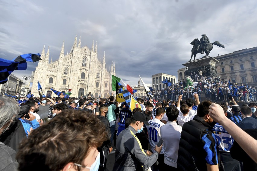 Włochy. Tysiące kibiców na ulicach Mediolanu. "Nie tak oddaje się hołd zmarłym z powodu koronawirusa"