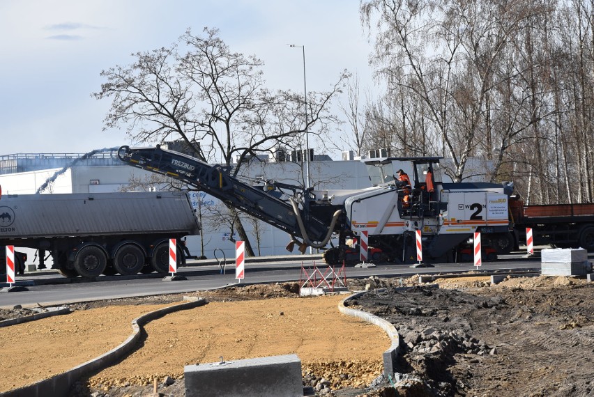 Trwa remont ronda im. Jana Pawła II i przyległych dróg w...