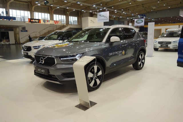 Volvo XC40 Przeniesienie napędu, w zależności od wersji, może się odbywać tylko na koła przednie bądź obu osi (Haldex piątej generacji z system Instant Traction z silnikami D4 oraz T5) poprzez sześciobiegową przekładnię manualną, bądź automatyczną 8-stopniową. Do tego modelu są do wyboru obręcze o rozmiarze od 17 do 21 cali.Fot. Ryszard M. Perczak