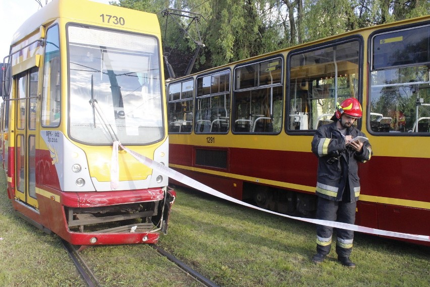 Wypadek na Limanowskiego. Samochód wjechał pod tramwaj [ZDJĘCIA]