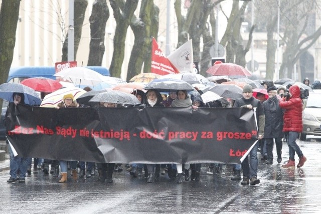 Miesiąc temu protest odbywał się w strugach deszczu.