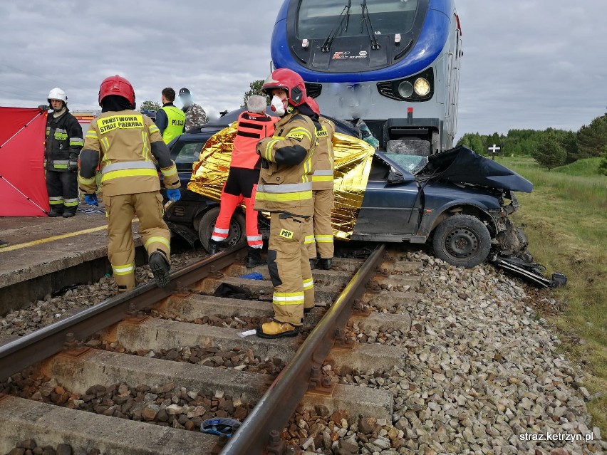 Tragiczny wypadek w Martianach. Samochód wjechał wprost pod pociąg. Nie żyją trzy osoby. Lekarze walczą o życie 11-latka [ZDJĘCIA]