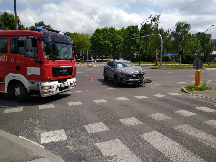Groźne zderzenie osobówek na skrzyżowaniu w Lublinie 