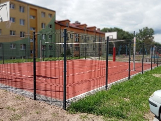 Boisko, huśtawki i nowe parkingi. Inwestycja przy ulicy Miłej kosztowała ponad 2 miliony złotych.