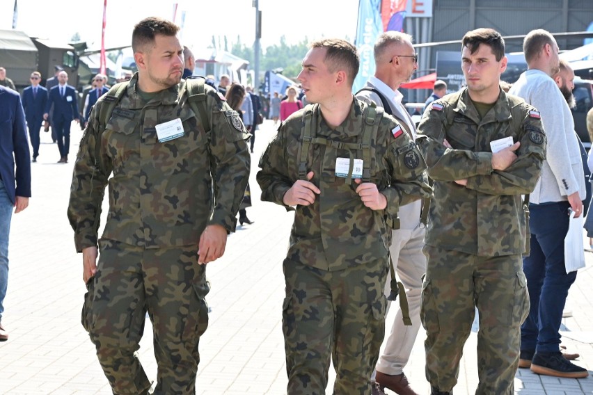 Przystojni żołnierze na Międzynarodowym Salonie Przemysłu Obronnego w Kielcach [ZDJĘCIA]  