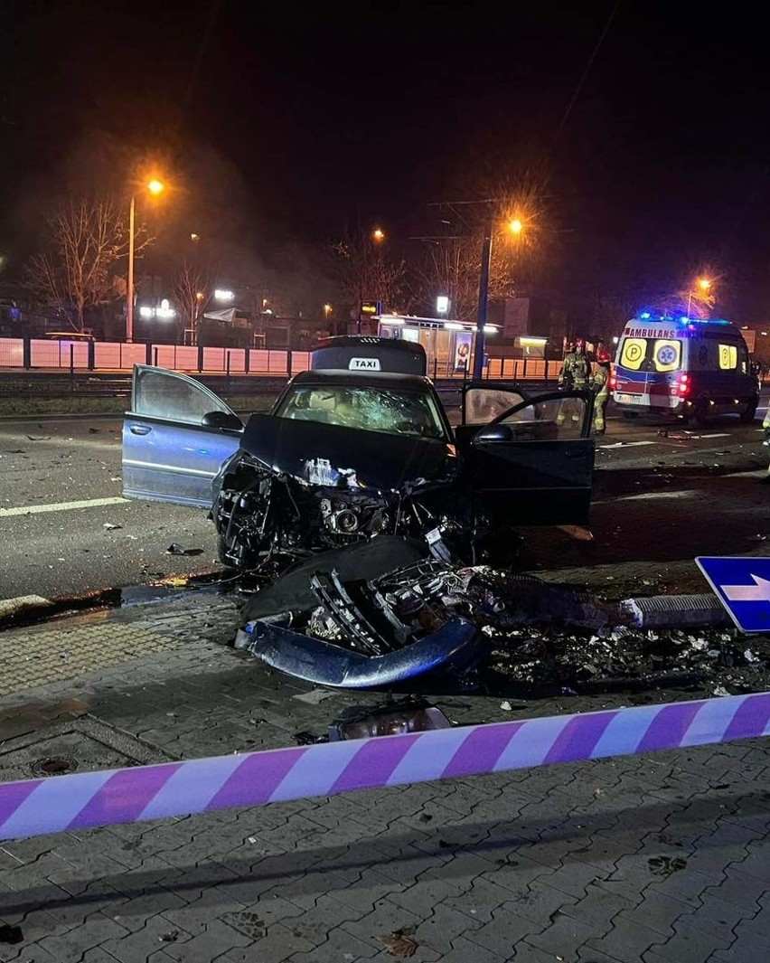 Kraków. Koszmarny wypadek dwóch samochodów w Nowej Hucie. Zderzyły się czołowo na skrzyżowaniu na Kocmyrzowskiej