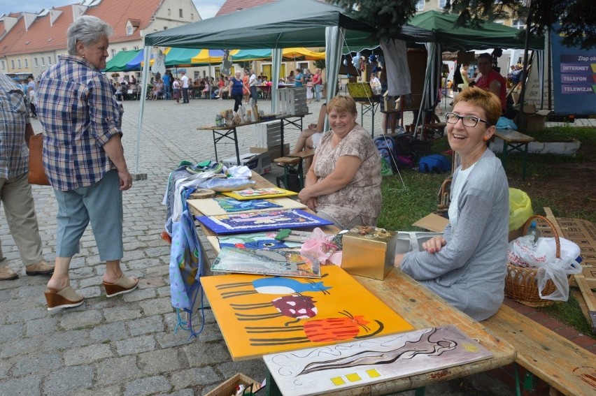 Uczestnicy festiwalu brali udział m.in. w plenerze malarskim...