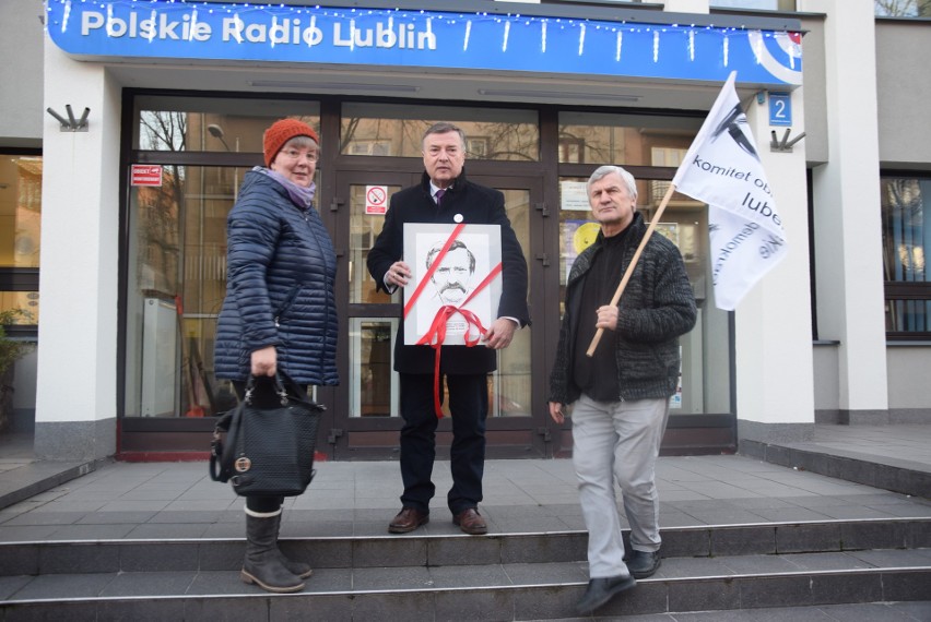 Działacze KOD zjawili się w Radiu Lublin z portretem Wałęsy dla redaktor naczelnej