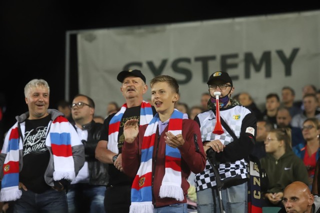 Piłkarki Czarnych Sosnowiec dopingowało na Stadionie Ludowym ponad dwa tysiące kibiców     Zobacz kolejne zdjęcia. Przesuwaj zdjęcia w prawo - naciśnij strzałkę lub przycisk NASTĘPNE