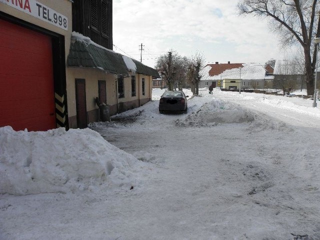 Ulica Młyńska w Trzcińsku - Zdroju. Samochód zablokował cały parking.