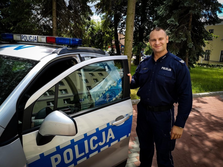 Sierżant sztabowy Adam Malecki służy w Komisariacie Policji...