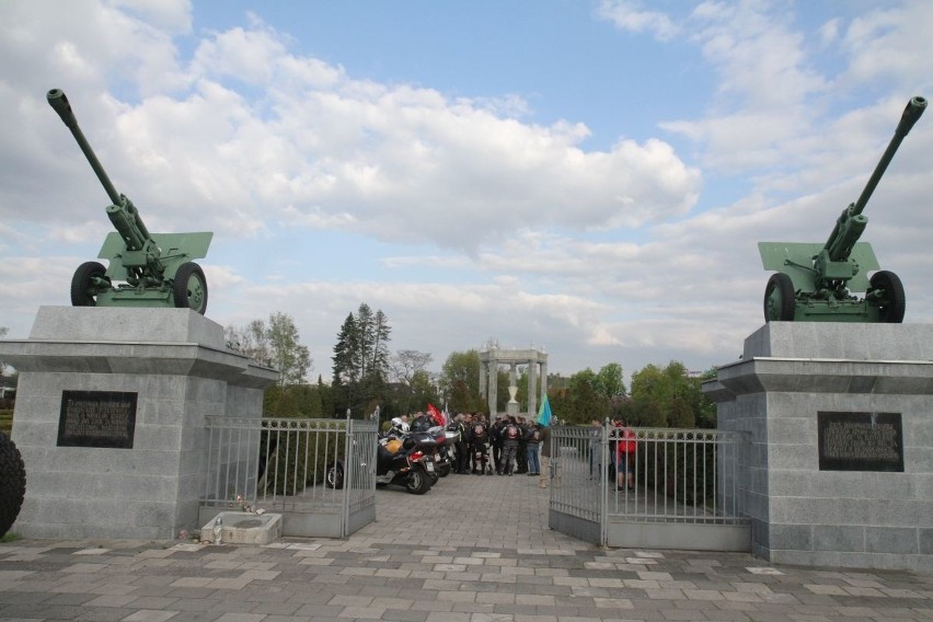 Nocne Wilki jednak we Wrocławiu. Motocykliści złożyli kwiaty na Cmentarzu Żołnierzy Radzieckich