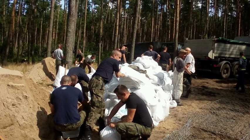 Akcja ratunkowa w gminie Darłowo. Pękł wał przeciwpowodziowy