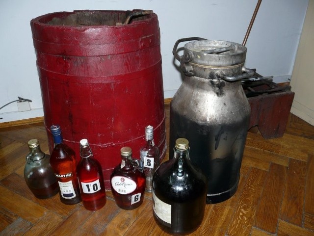 Zabezpieczony przez policjantów sprzęt do wytwarzania bimbru oraz wyprodukowany nielegalnie alkohol