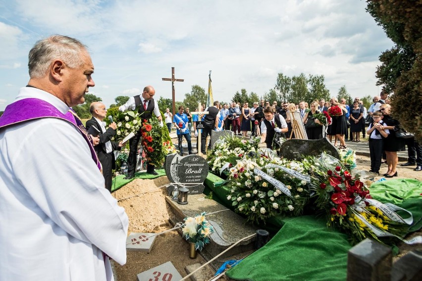 Na cmentarzu w Strzelcach Górnych odbył się dziś pogrzeb...
