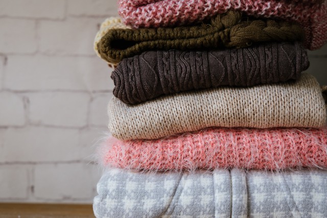 Już za chwilę w naszych szafach zagoszczą swetry. Poznaj domowe sposoby na to, żeby się nie mechaciły