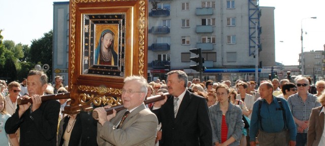 Obraz z Rokitniańską Panią wnoszą do wnętrza katedry wierni wybrani spośród dziesięciu parafii skupionych w katedralnym dekanacie