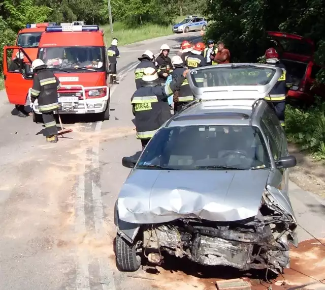 Zderzenie na łuku drogi w gminie Klimontów pod Sandomierzem.