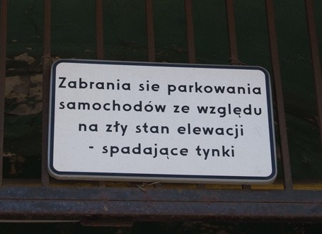 Zakaz parkowania na ul. Gdańskiej. Tynk sypie się na samochody