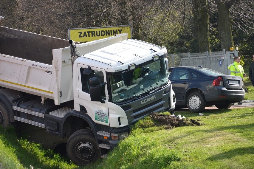 Wypadek na jerzmanówce. Osobówka uderzyła w TIR-a [FOTO]