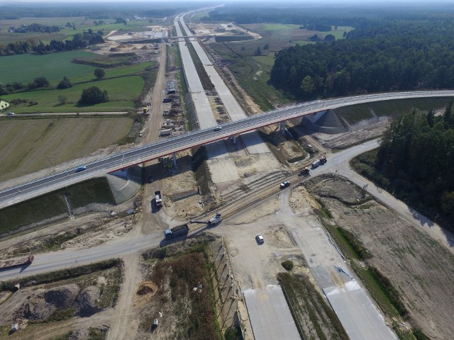 Zdjęcia z budowy autostrady A1 na śląskim odcinku, między Pyrzowicami a Częstochową. Zdjęcia wykonano we wrześniu i październiku. A1 budują tu firmy: Strabag (dwa odcinki), Berger Bau i Salini. Trasa ma być przejezdna w trzecim kwartale 2019 roku.